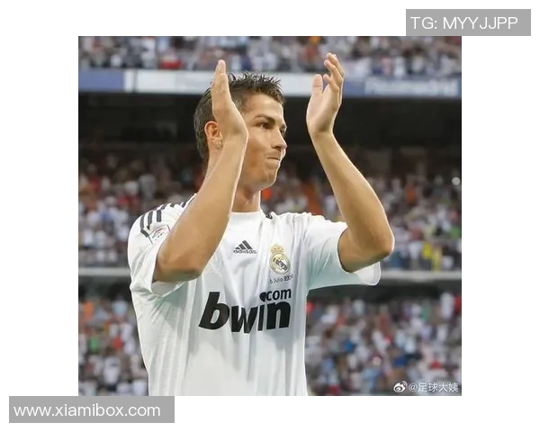 足球明星转会引发热议粉丝楼下狂欢庆祝新篇章