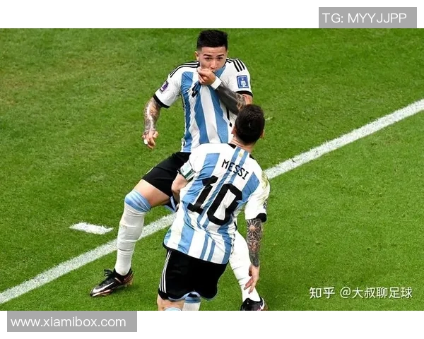 足球明星与儿子温馨合照展现父子情深瞬间引发网友热议 足球明星与儿子温馨合照展现父子情深瞬间引发网友热议