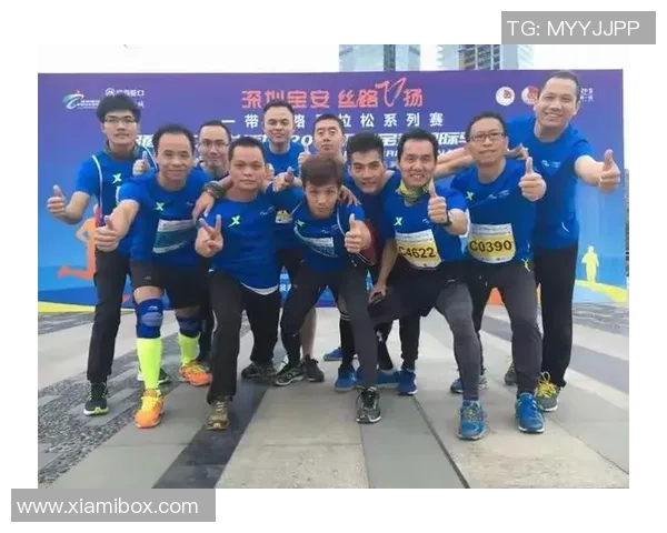 足球明星闪耀瞬间海报设计展现运动激情与青春活力